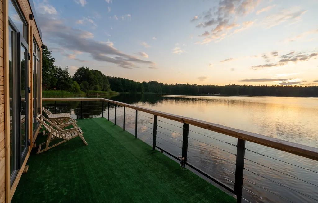 Дом на воде на озера Таир