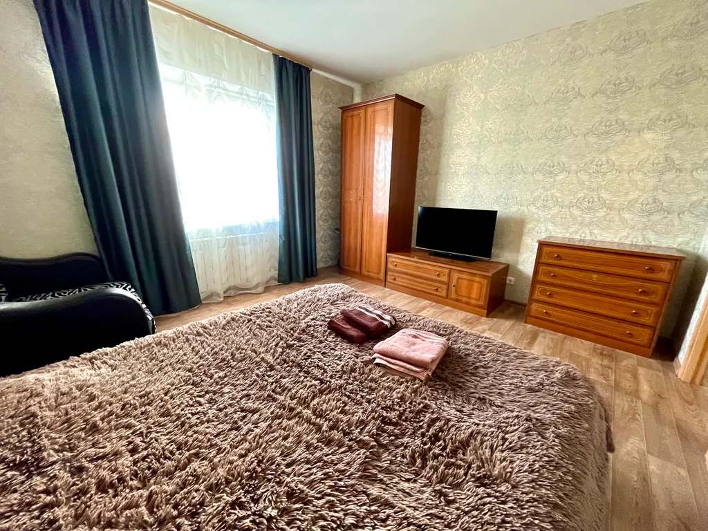 Уютная квартира в новом доме с огороженной территорией, центр города