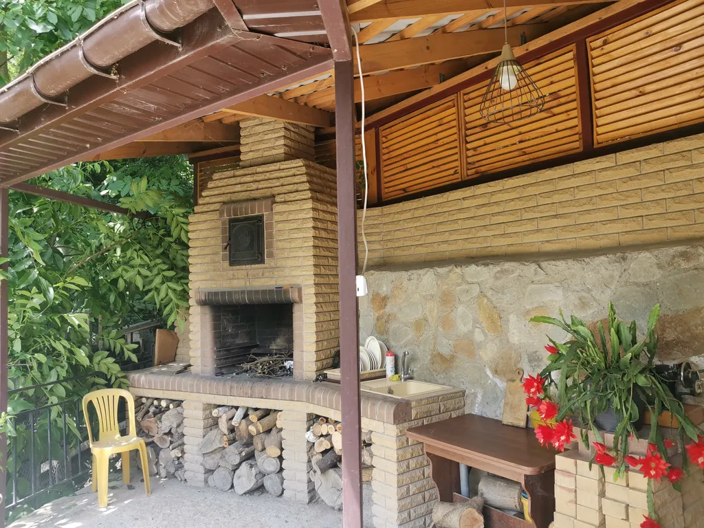 Двухэтажный котедж на берегу горного ручья