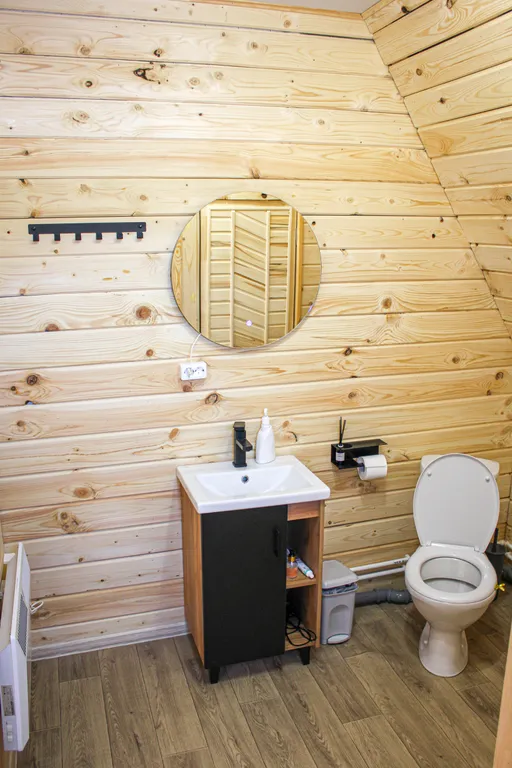 Уютный дом у ручья