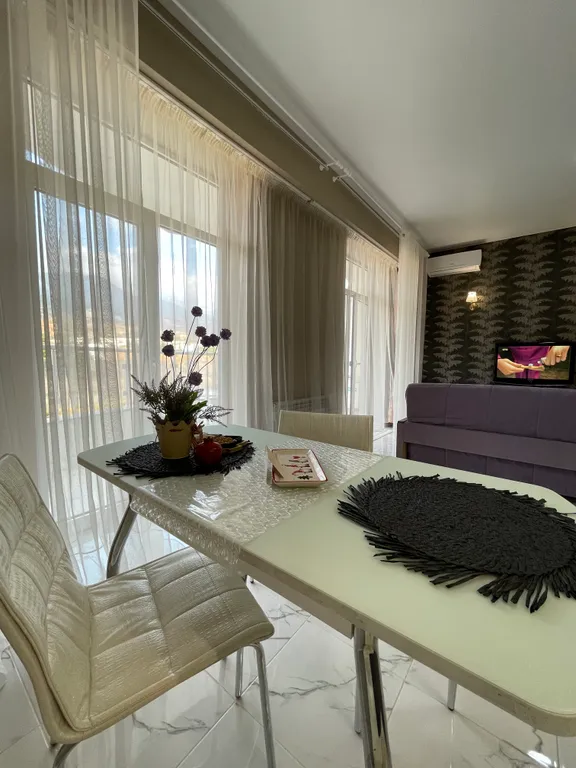 Апартамент с видом на море и горы