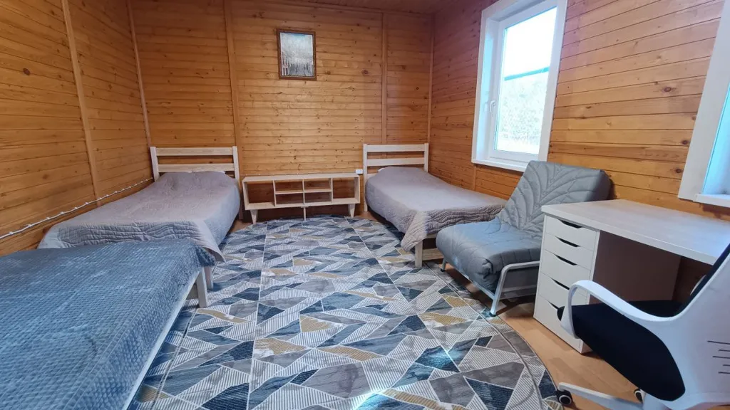 Домик на берегу озера