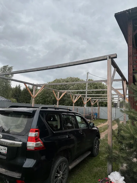 Двухэтажный дом на берегу реки Волга