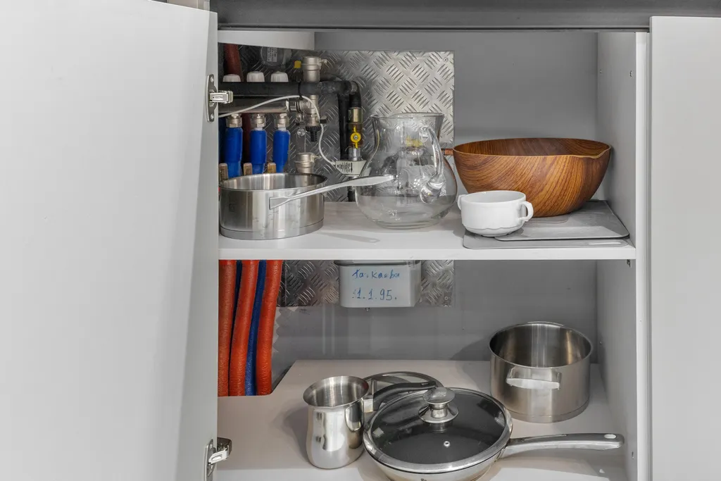 Квартира в элитном ЖК с плетеной мебелью на балконе от Juls Apart