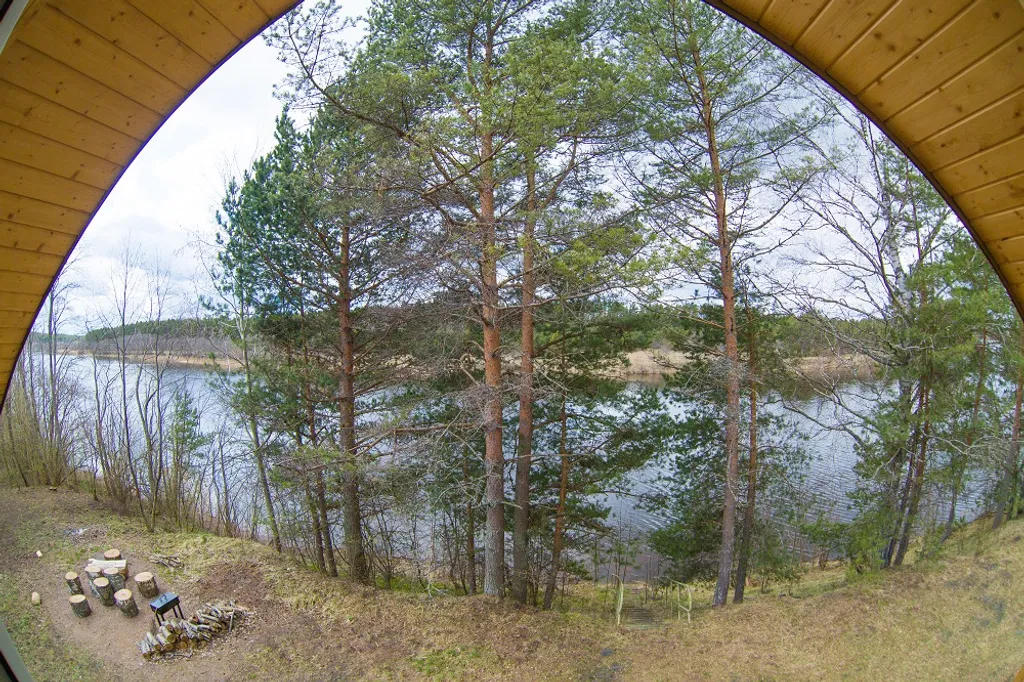 Жёлтый домик с панорамными окнами на берегу реки