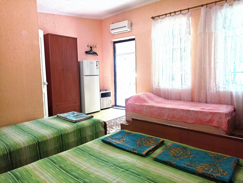 Коттедж Домик со своей беседкой около бассейна — Севастополь