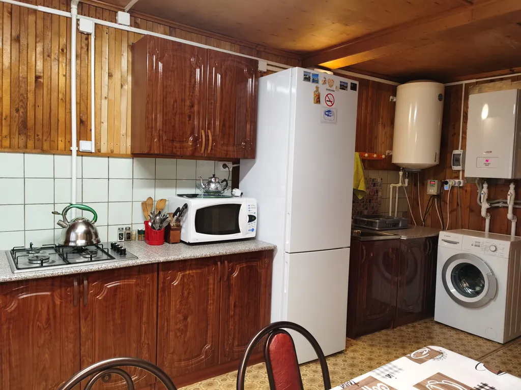 Коттедж Уютный коттедж с камином, баней и детской площадкой с батутом у озера — Завирье