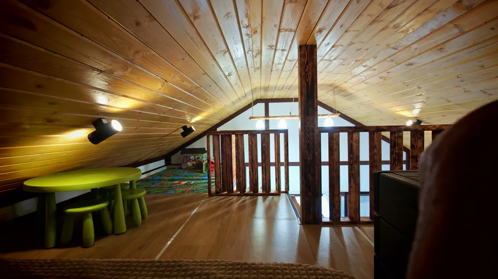 Дома и бани на берегу озера