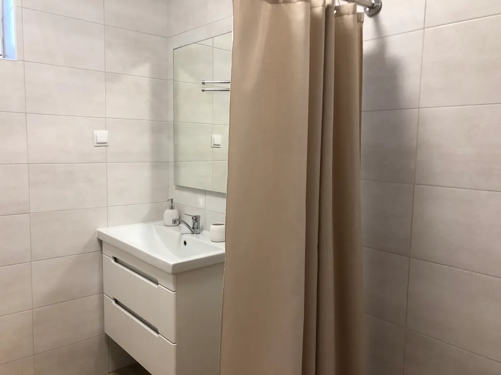 Комната с отдельной кухней, балконом