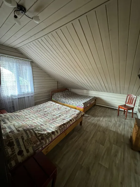 Деревянный коттедж с большой территорией рядом с городом