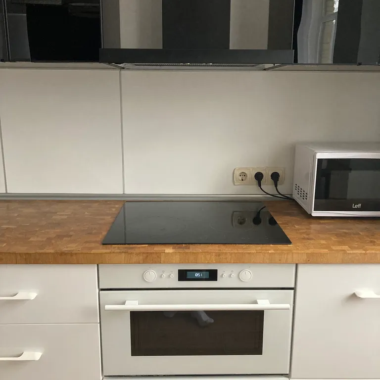 Современная квартира с панорамными окнами в двух минутах от канатки