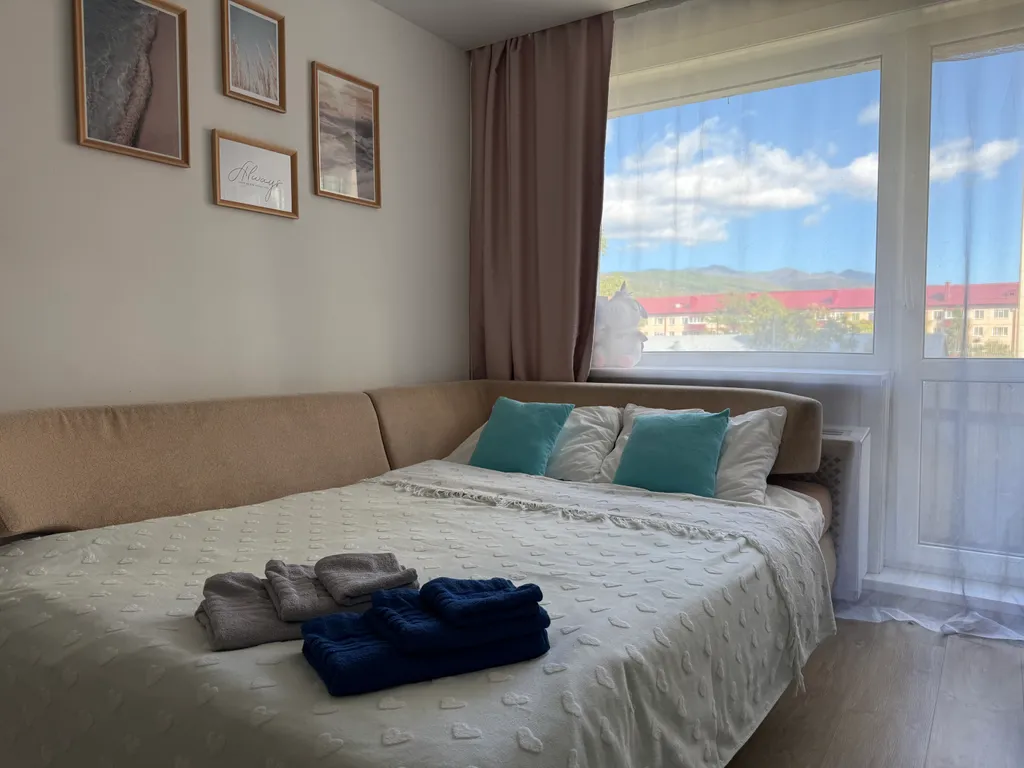 Вид на горы, рядом с парком, идеальное место для отдыха