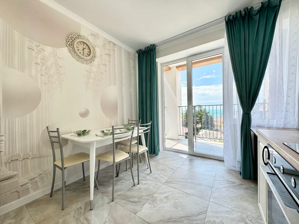 Двухкомнатная квартира с прямым видом на море