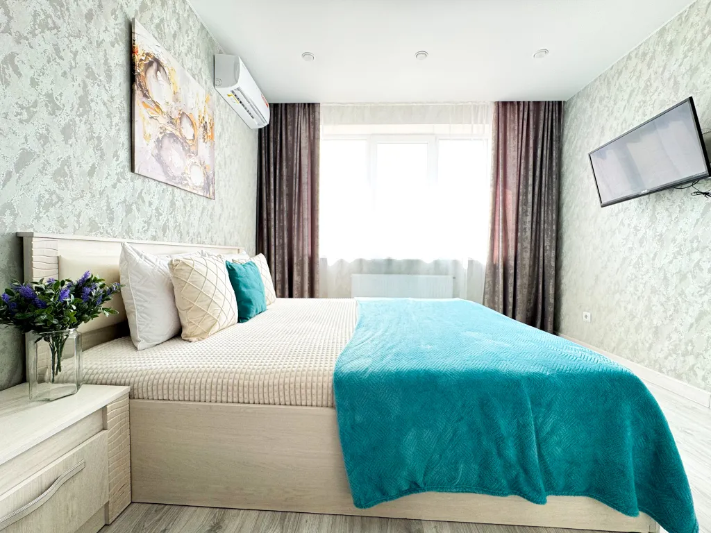 Рядом с ТЦ Круиз