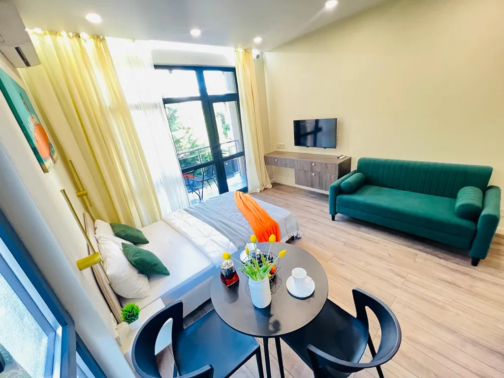 Апартаменты с балконом и бассейном на территории