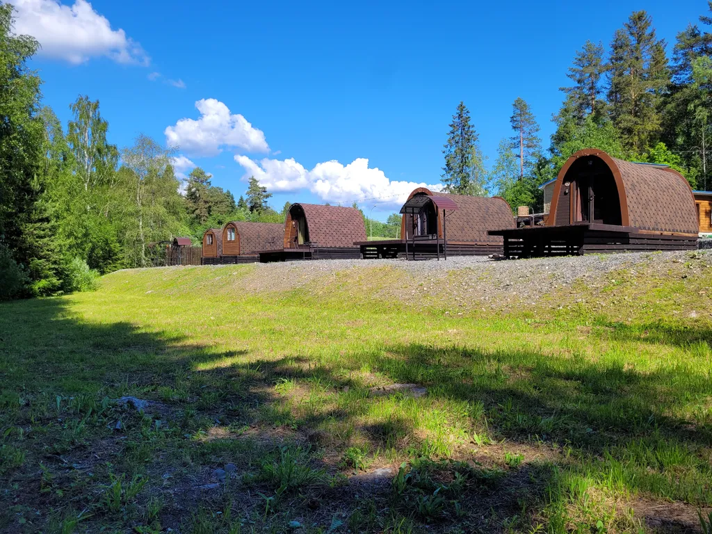 Арочный домик на краю леса с торцевым входом