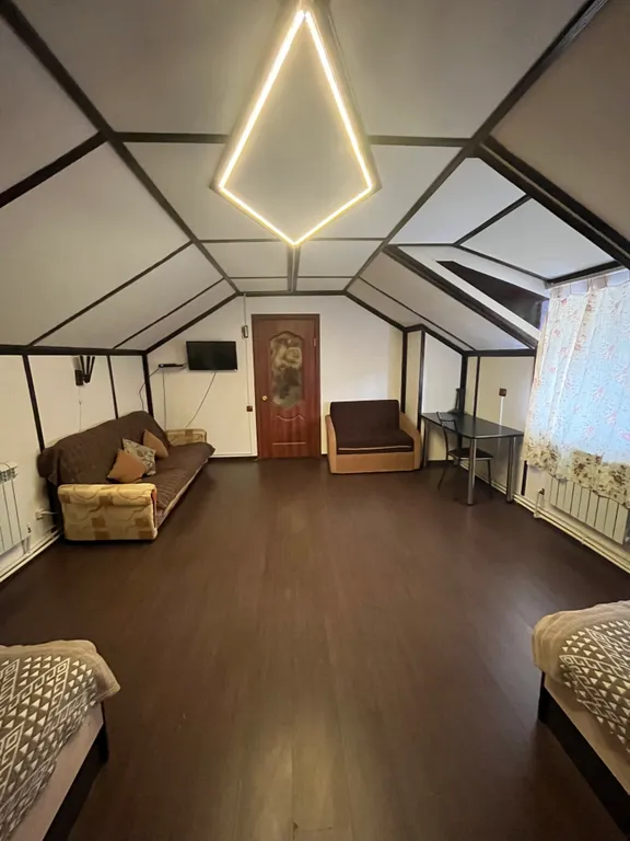 Комната с тремя кроватями и софой