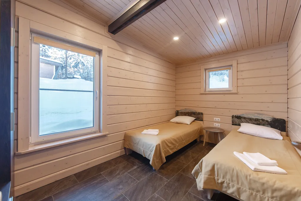 Просторный коттедж с двумя спальнями, камином и сауной