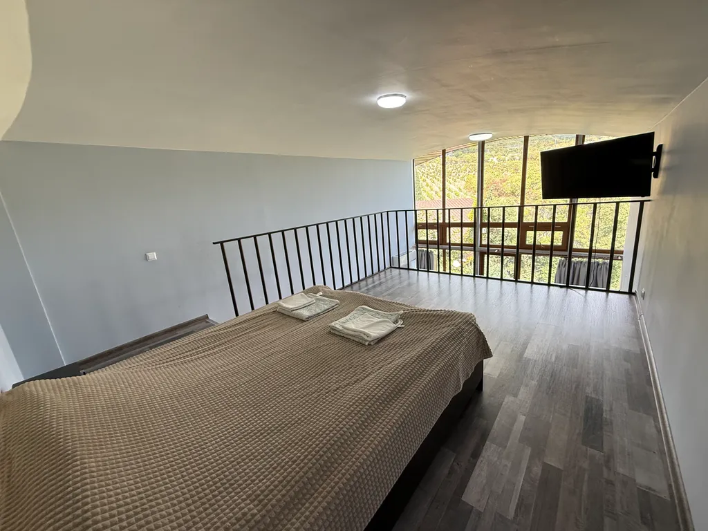 Солнце Ялты у моря с теплым бассейном