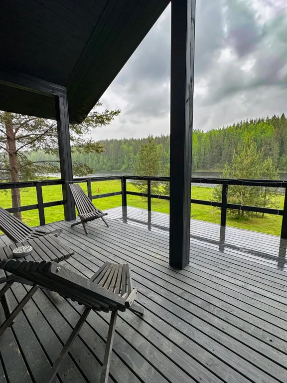 Домик на берегу реки