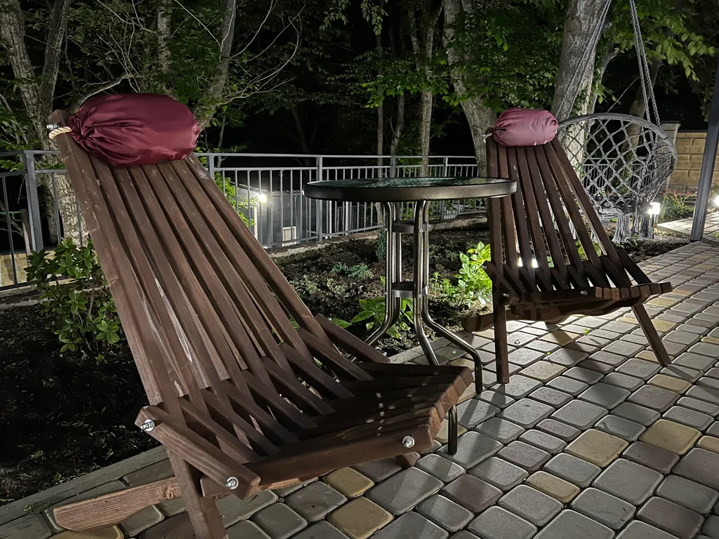 Домик в лесу с верандой и видом на море