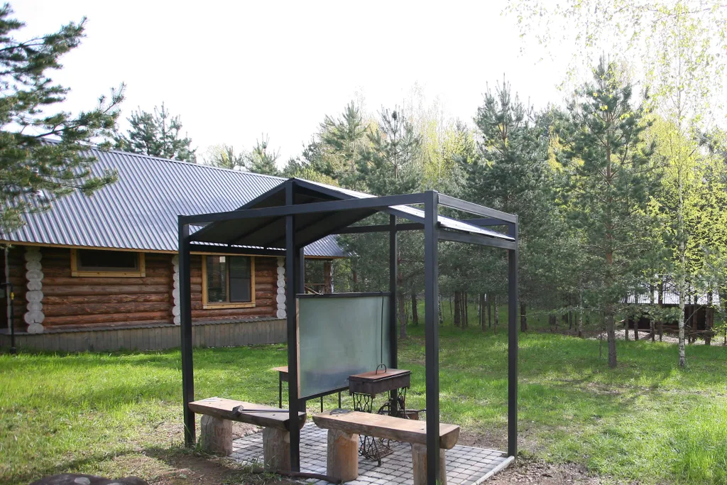 Комфортный дом на лесном участке у озера, рядом с городом