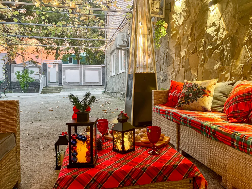 Домик коралл с бассейном в центре