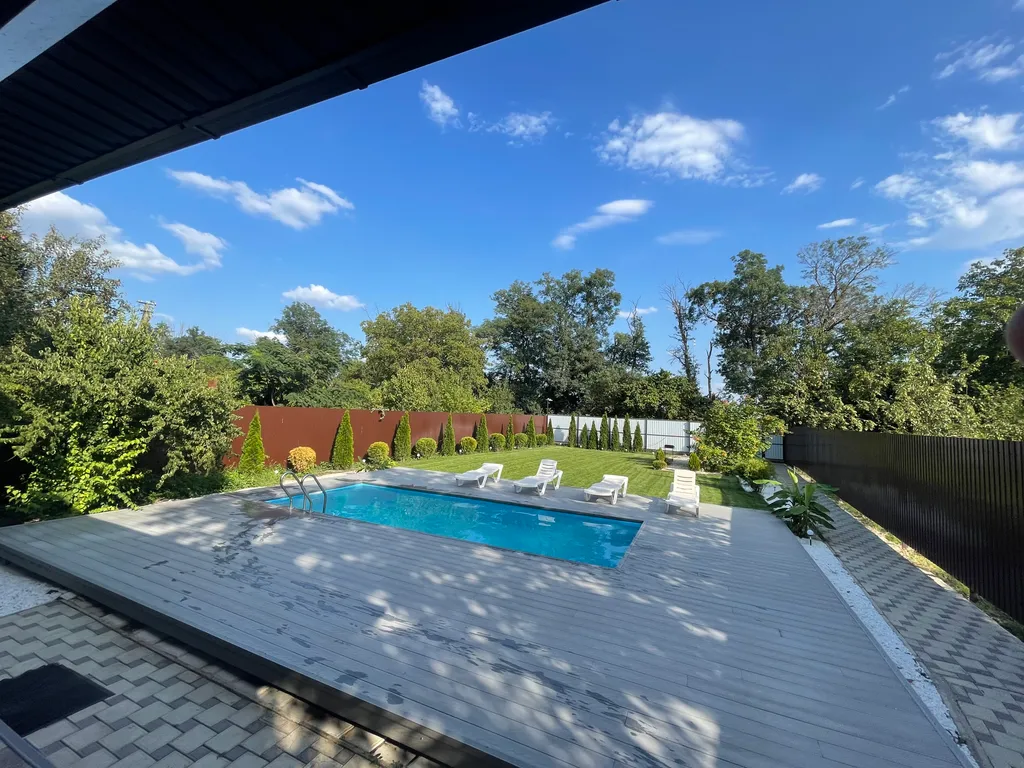 Дом с баней и бассейном