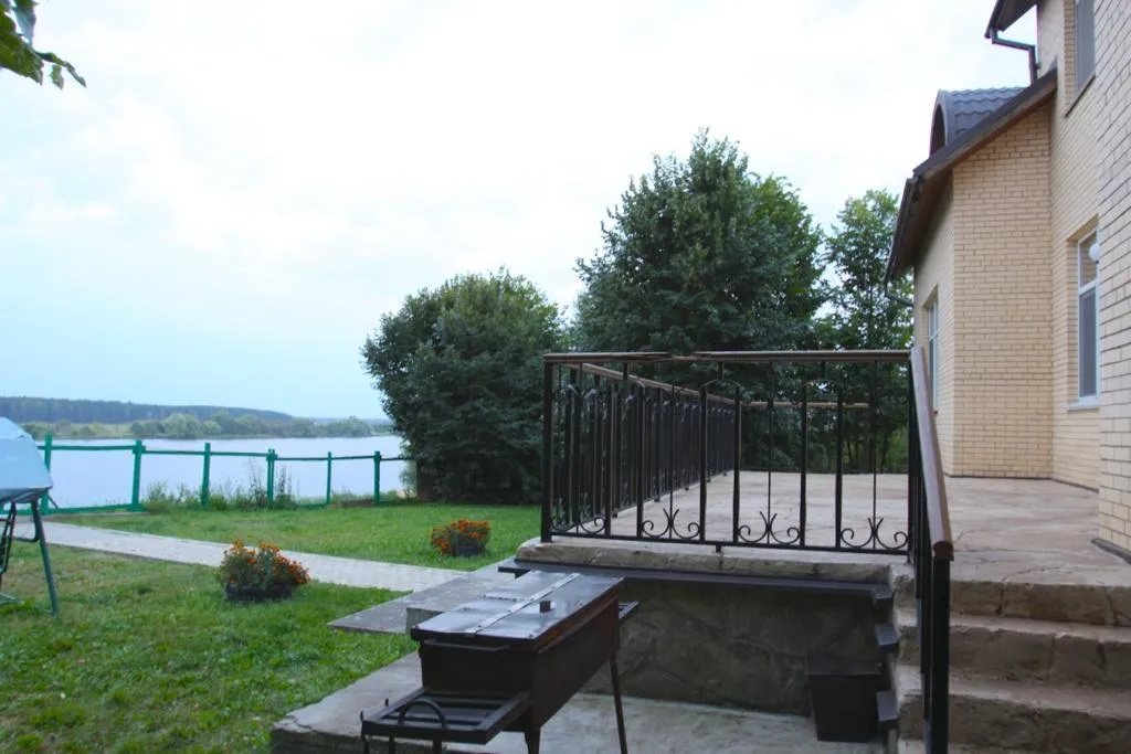 Уютный коттедж с бассейном на берегу реки Волга