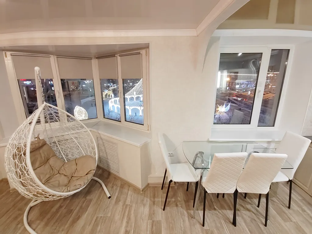 Студийного плана двухкомнатная квартира с шикарным видом на площадь Пять Углов