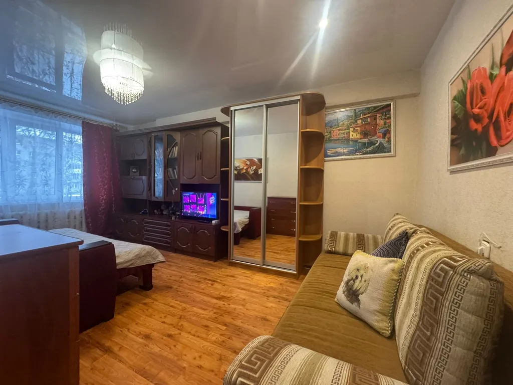 Не дорогая, без изысков, в центре