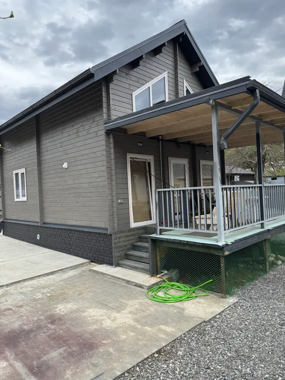 Уютный дом у реки