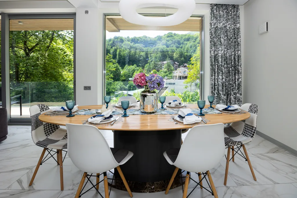 Просторная квартира с живым камином и видом на горы