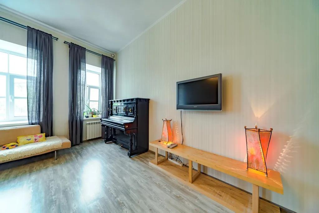 В центре, с видом на Адмиралтейский канал и "Новую Голландию"