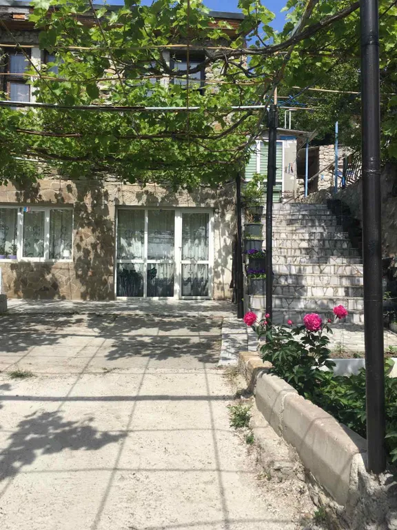 Коттедж Двухэтажный дом с верандой, огороженной парковкой и сауной — аренда посуточно в Ялта