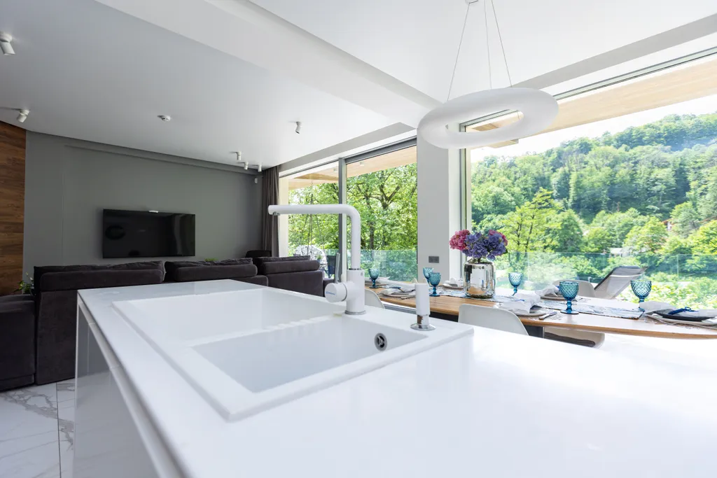 Просторная квартира с живым камином и видом на горы