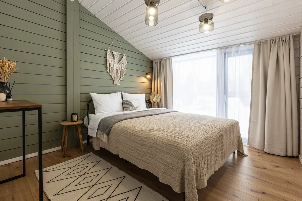 Новый панорамный дом с лесом на участке