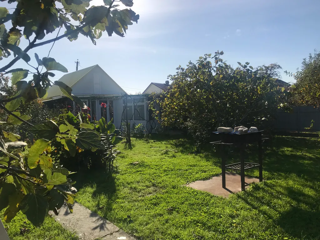 Половина дома с отдельным входом, с садом на берегу Чёрного моря