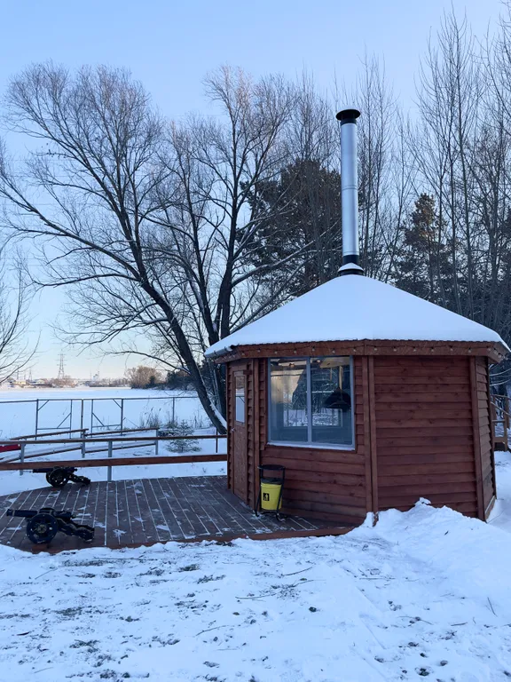 Первый этаж с панорамными окнами, сауной и видом на озеро