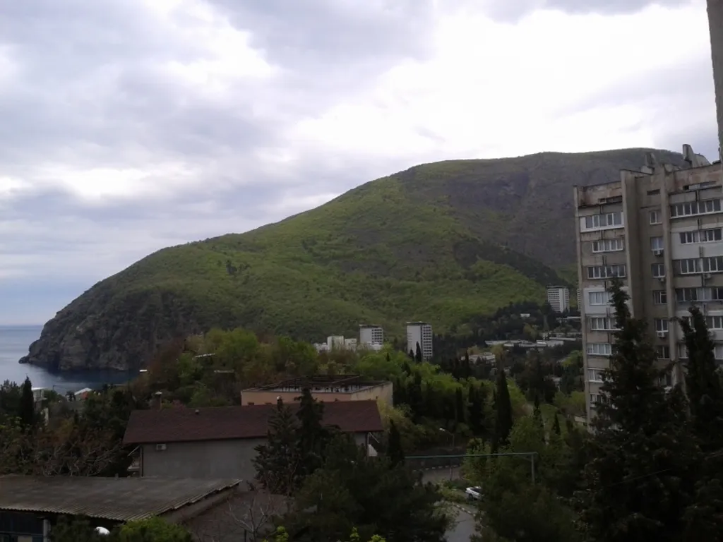 Квартира с красивым видом на море и гору АюДаг