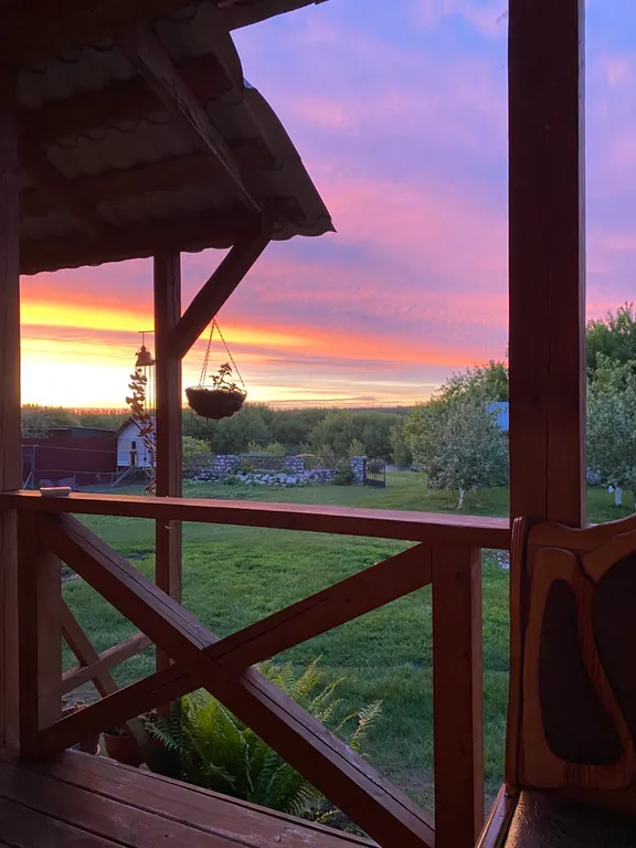 Дом и баня на берегу реки