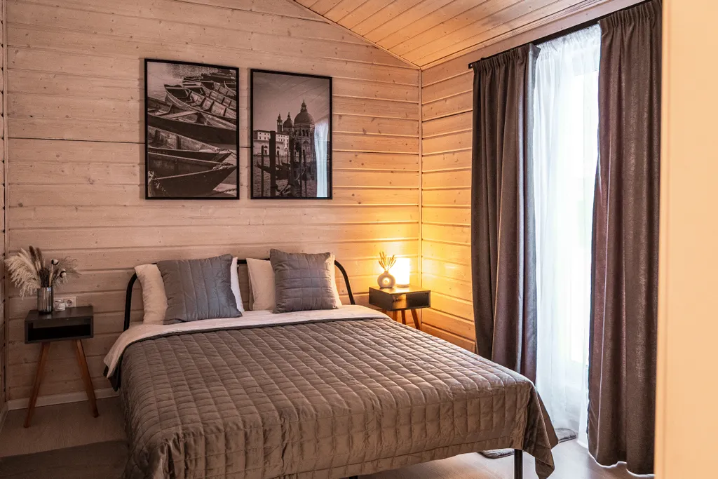 Новый стильный барнхаус с видом на лес