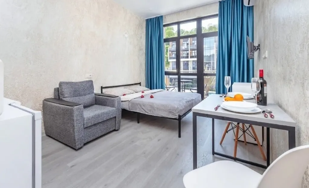 Студия с бассейном у моря