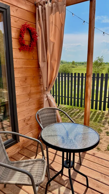 Стильный Красный дом у реки