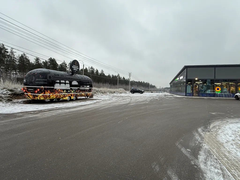 Новый домик в лесу у залива