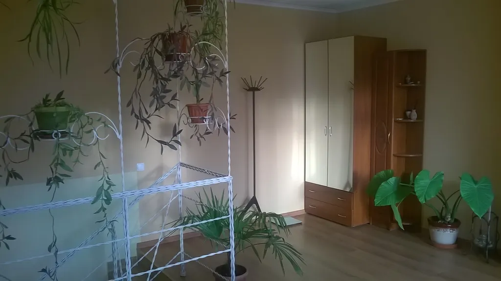 Дом 2 уровня со своим двором