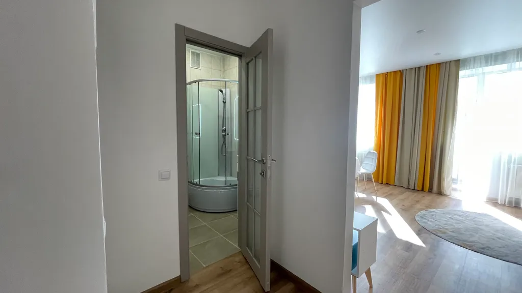 Белая студия в новом доме на центральной улице