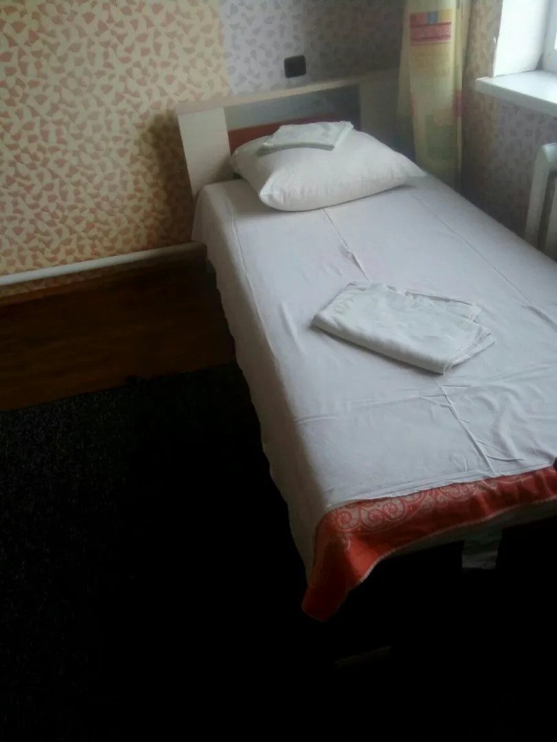 В номере 4 кровати и из них одна 2х сп. На фото видно 2 новых таких здесь кровати с новыми матрасами хорошими - не дешевыми. И крорвати не простые - а удлиненные - отлично высоким людям и спортсменам. Задних спинок нет.
