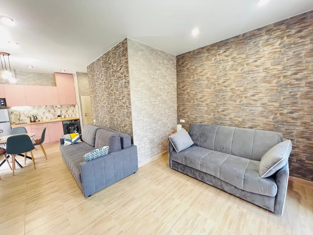 Студия с балконом и бассейном на территории