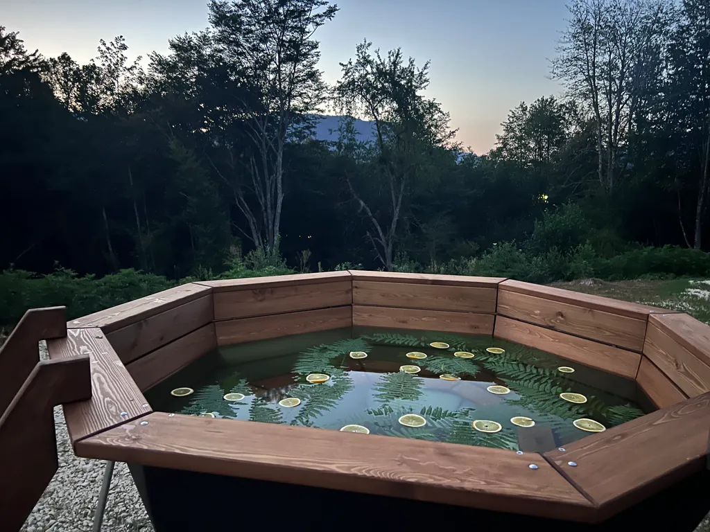 Дом в горах у реки с подогреваемым бассейном, баней и чаном